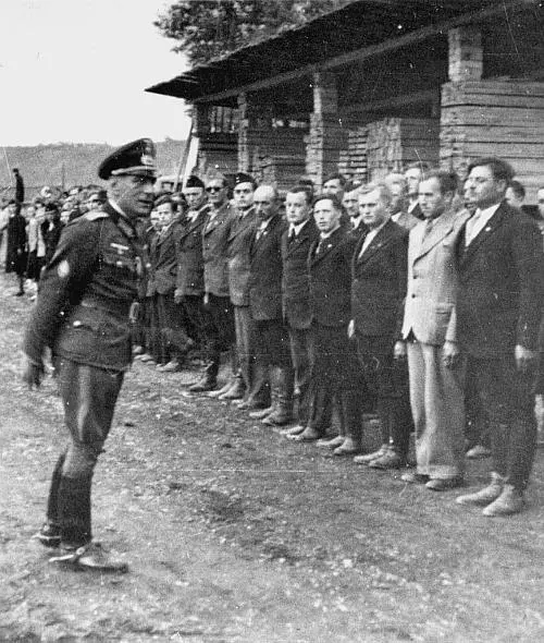 Офицер вермахта перед югославскими добровольцами КЕ Ворошилов и ИГ - фото 7