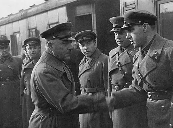 КЕ Ворошилов и ИГ Старинов 1937 г Подготовленные в СССР кадры КПЮ были - фото 8