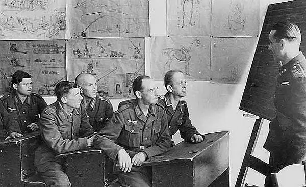На Восточный фронт бойцов корпуса не послали а оставили на Балканах В 1942 г - фото 14