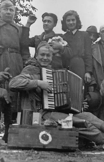 Осенью 1944 г силы РККА в сотрудничестве с партизанамиосвободили от немцев - фото 25