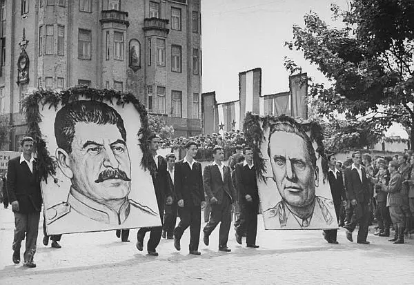 Портреты И Тито и ИВ Сталина на первомайской демонстрации в Белграде 1946 - фото 27
