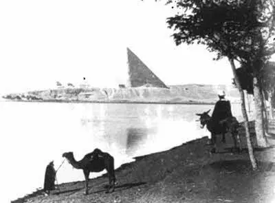 27 Фотография 1874 года запечатлевшая воды Нила плещущиеся у подножья - фото 56