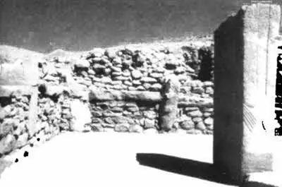 30 Необычный вертикальный монолит и стены культового здания обнаруженные в - фото 59