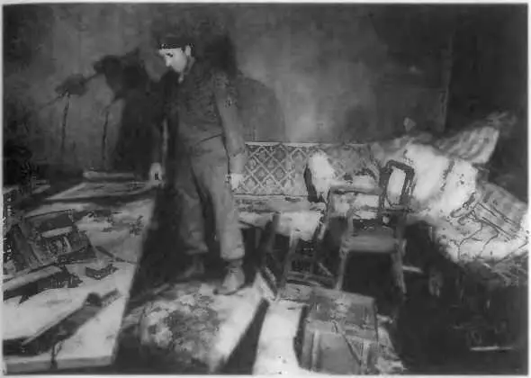 Спальня Евы Браун в бункере июль 1945 года Следов крови в комнате не - фото 15