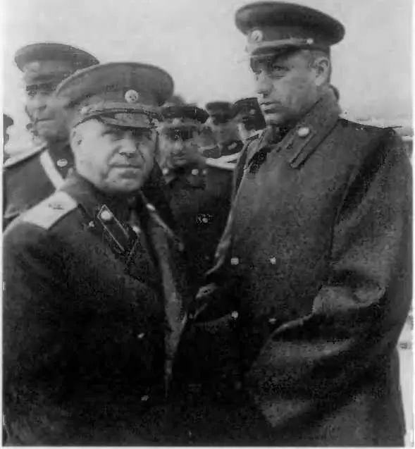 Маршал Георгий Константинович Жуков слева 1896 1974 возглавивший оборону - фото 7