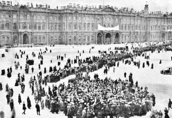 Митинг против царя на Дворцовой площади Январь 1917 г Россия переживала и - фото 23