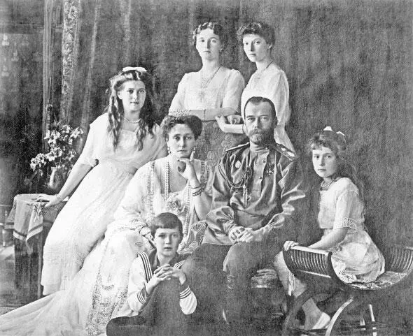 Царская семья в 1913 г Сидят слева направо Мария императрица Александра - фото 34