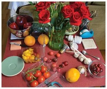 Маленький столик рядом с моим фотобоксом на нем я храню реквизит который - фото 184
