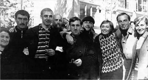 В Высоцкий Л Лужина А Фадеев и М Кошелева среди членов съёмочной группы - фото 3