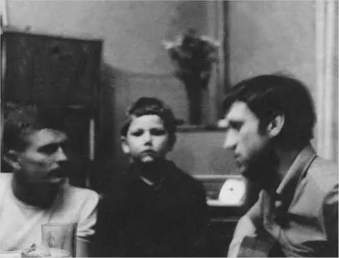Одесса Дома у Олега Халимонова В центре сын О Халимонова Андрей 1968 г - фото 33