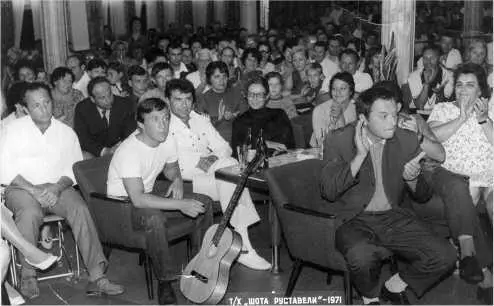 Перед другим выступлением на Шота Руставели 1971 г Одесса Дома у Олега - фото 38
