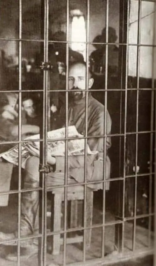 В Таганской тюрьме Большевики долго не решались его расстрелять многие из - фото 3