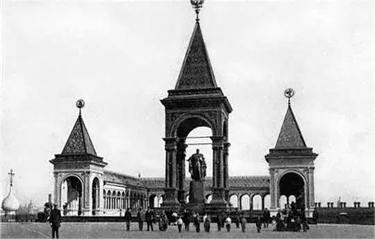 Памятник Александру II в Московском Кремле Снесен большевиками в 1918 г - фото 63