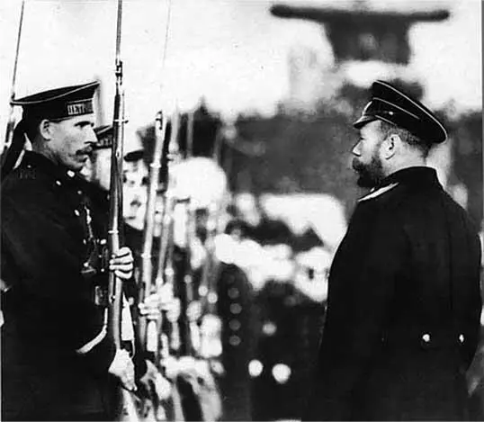 Император Николай II на линкоре Петропавловск 1915 г Основными чертами - фото 89