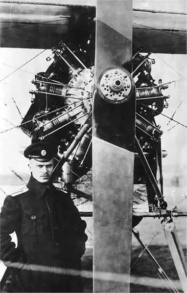 Русский военный летчик у своего самолета 1915 г Всего предусматривалось - фото 99