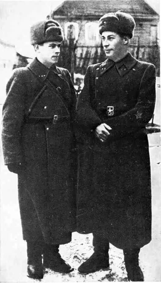 Дивизионный комиссар И В Зуев справа и лейтенант Я С Бобков снимок 1941 - фото 29