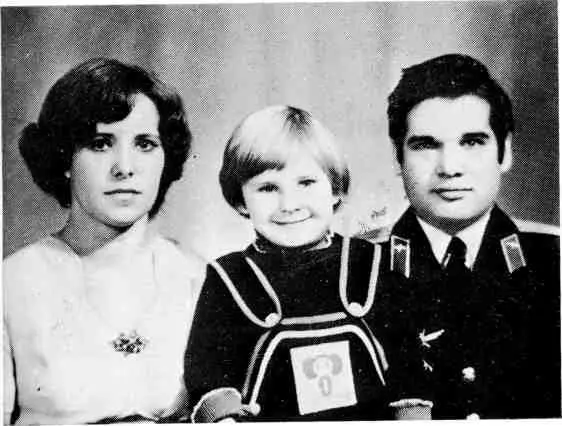 Семья Наташи Орловой Слева направо Наташа дочь Оксана и муж Владислав - фото 31