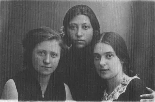 Учусь чертить на рабфаке Я в центре рядом мои соученицы 1930 год Мне 18 - фото 18