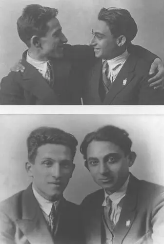 На обеих фотографиях Марк слева со своим другом и земляком Лившицем 1930е - фото 24