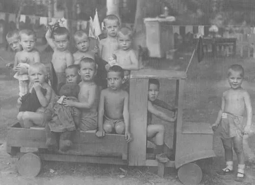 Толя в детском саду третий справа 1938 год Толя слева и Вадим Розины - фото 32