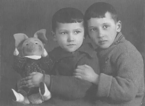 Вадим слева и Толя Фотография сделана в студии в 1940 году Марком как - фото 34