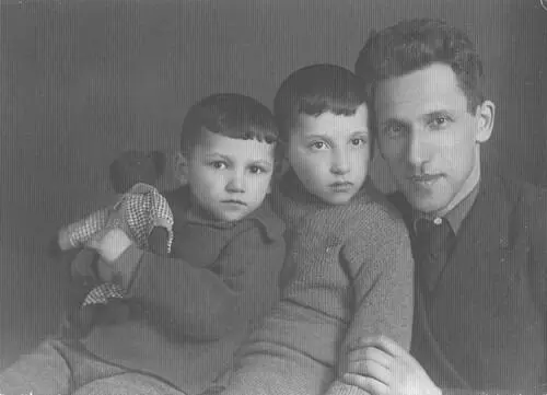 Вадим Толя и Марк слева направо 1940 год Еще одна фотография которая - фото 35