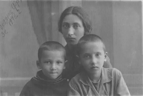 Я с детьми в эвакуации 1942 год Марк Розин годы войны Марк Розин годы - фото 36