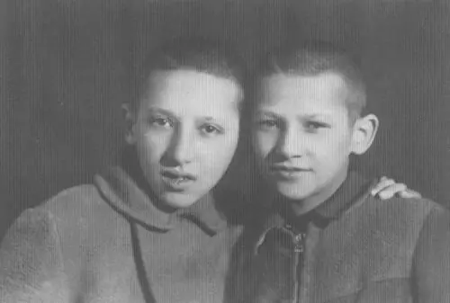 Толя и Вадим в эвакуации Слева направо Марк Вадим Толя и я 1945 год Мы - фото 39