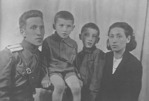 Слева направо Марк Вадим Толя и я 1945 год Мы с Марком 1945 год Моя - фото 40