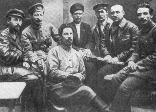 Ф Э Дзержинский с членами коллегии ВЧК 1919 г Слева направо Уралов - фото 33