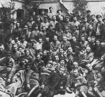 Ф Э Дзержинский среди делегатов 3й конференции чрезвычайных комиссий 1919 - фото 40