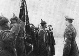 Ф Э Дзержинский вручает знамя Президиума ВЧК отряду Особого назначения ВЧК - фото 48