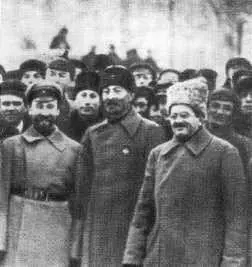 Ф Э Дзержинский и И С Уншлихт 17 декабря 1922 г на параде войск ГПУ по - фото 50