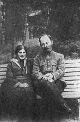 С С Дзержинская и Ф Э Дзержинский на даче под Москвой 1923 г Ф Э - фото 54