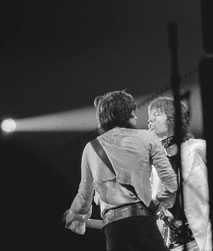 Мик и Кит исполняют композицию Prodigal Son во Дворце спорта в Париже 1970 - фото 24