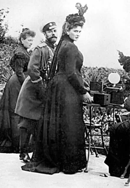 Беременная императриц а Александра Федоровна в траурном платье 1895 г - фото 114