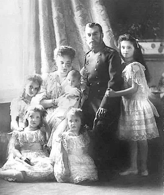 Семья Николая II после рождения цесаревича Алексея в 1904 г Осенью 1912 г - фото 173