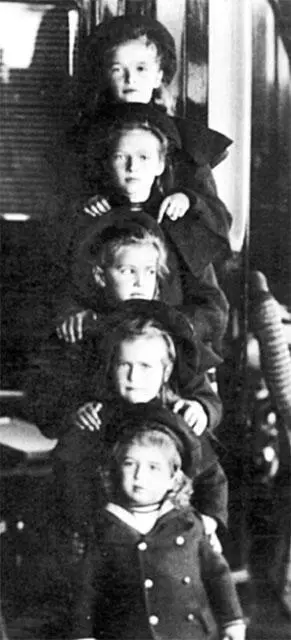 Семья Николая II после рождения цесаревича Алексея в 1904 г Осенью 1912 г - фото 174