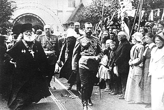 Цесаревич Алексей на руках вахмистра Собственного Е И В Конвоя Пилипенко - фото 224