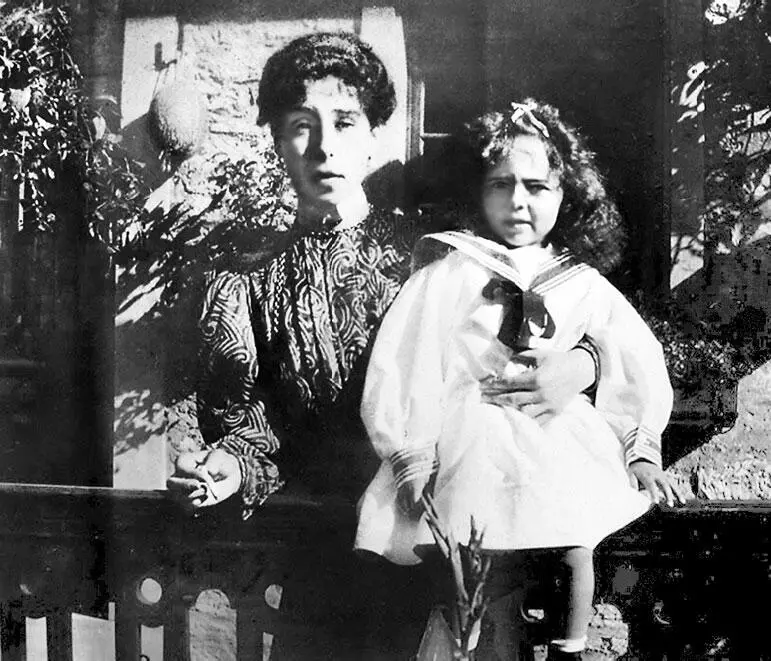 Принцесса Елизавета Мария Алиса Виктория с матерью Викторией Мелитой - фото 249