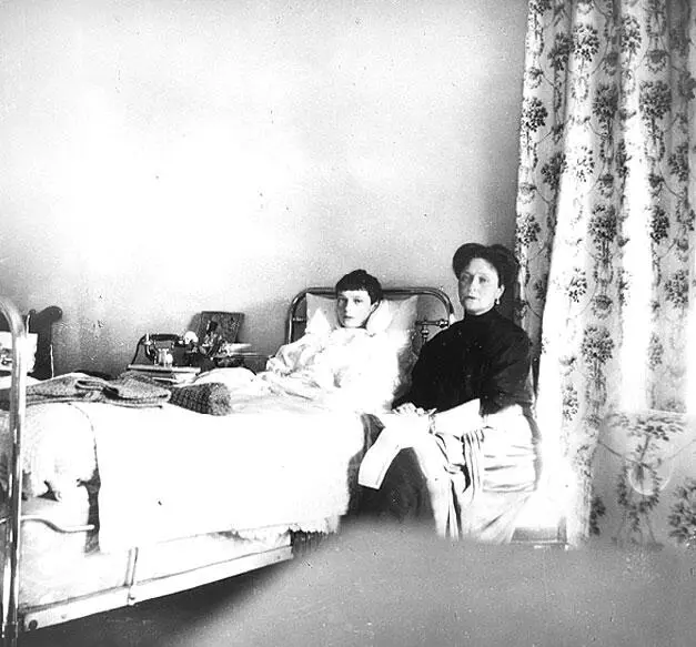 Татьяна с матерью на Детской половине Александровского дворца 1913 г - фото 250