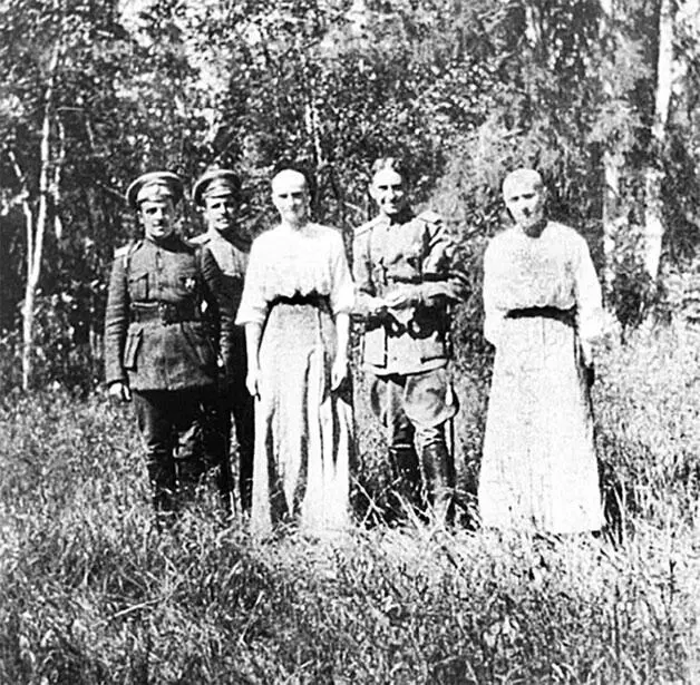 Великие княжны Татьяна и Анастасия с офицерами охраны Весна 1917 г Эта - фото 303