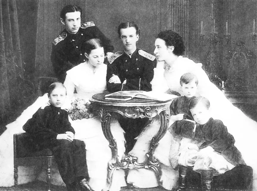 Великий князь Николай Константинович позади всех с родными 1867 г И М - фото 404