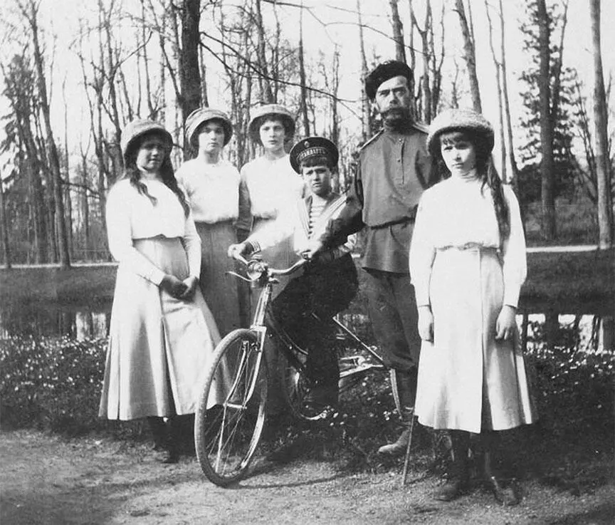Николай II с детьми Царское Село Александровский парк Весна 1913 г Судя по - фото 422