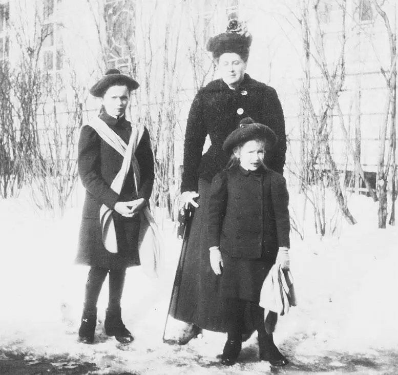Великие княжны Ольга и Татьяна в сопровождении А А Вырубовой у - фото 424