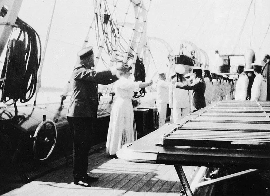 Занятия гимнастикой на борту Штандарта На обеих фотографиях первый слева - фото 433