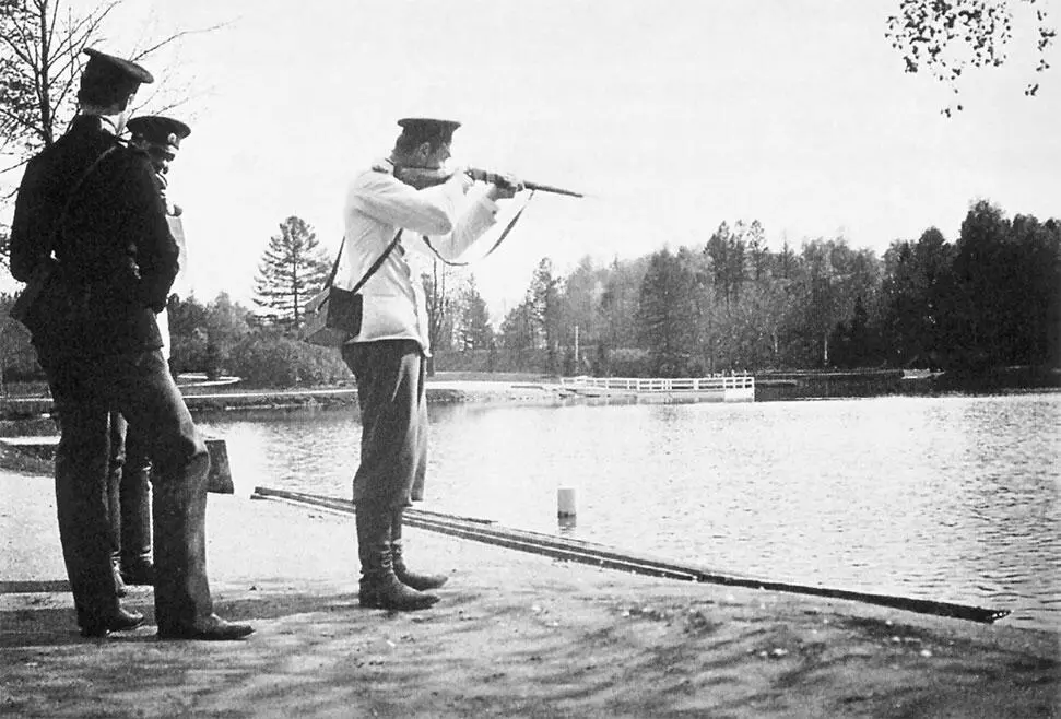 Великий князь Михаил Александрович на утиной охоте в Гатчинском парке 1899 г - фото 445