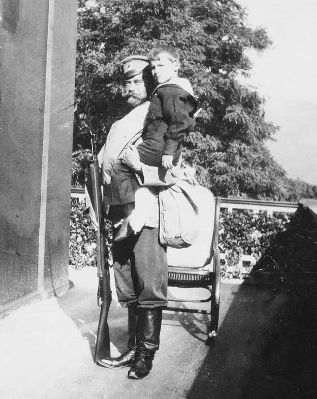 Николай II в солдатском обмундировании в Ливадии в 1909 г Старался много - фото 451