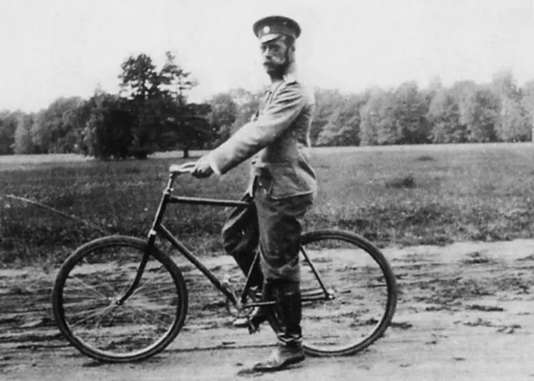 Николай II на велосипеде 1915 г Когда и где в императорских резиденциях - фото 460