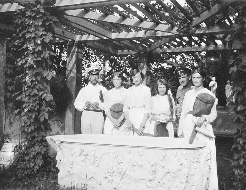 Николай II с дочерьми после игры в теннис Фермерский дворец Петергоф 1914 г - фото 469